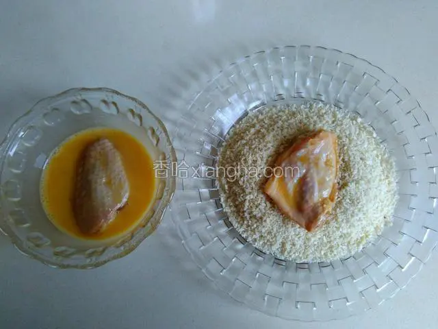 鸡翅先裹上蛋液，再裹上面包糠