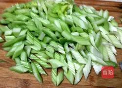 西芹炒腰果的做法图解2