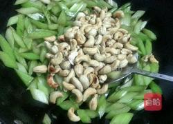 西芹炒腰果的做法图解9