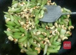 西芹炒腰果的做法图解10