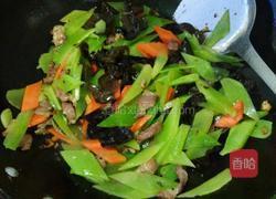 莴笋炒胡萝卜木耳肉的做法图解9