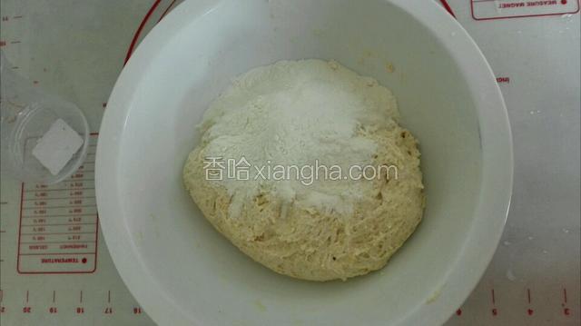 揉匀适量添加干面粉
