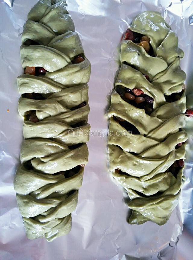放入烤盘入烤箱二次发酵