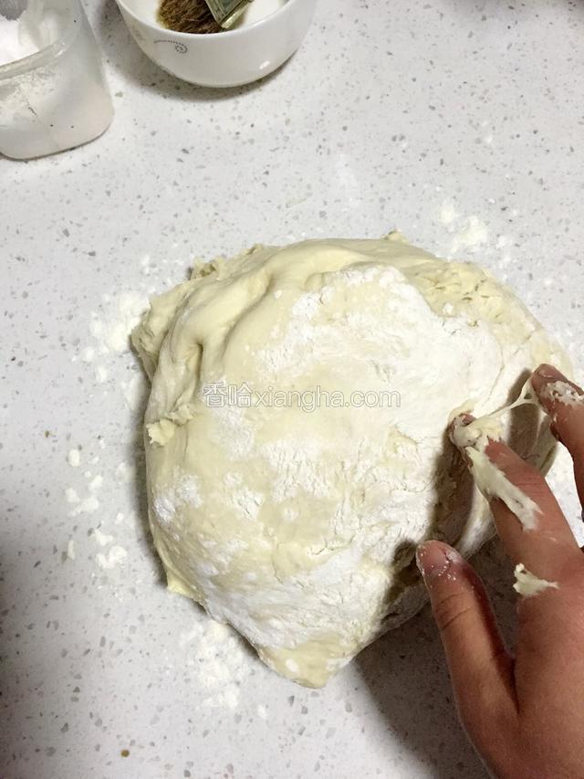 把发好的面取出来。继续揉面，要把里面的气泡赶出来。在揉面过程中可以听到排气的声音。在大理石上洒少量面粉以防粘连，但不可太多，毕竟我们要做的食物是需要发酵好的面团去做的。这是如果撒的干面粉太多就会影响后面食物的口感