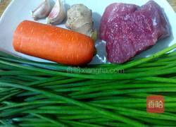 韭菜花炒瘦肉的做法图解1