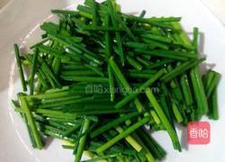 韭菜花炒瘦肉的做法图解2