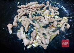 韭菜花炒瘦肉的做法图解5