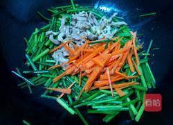 韭菜花炒瘦肉的做法图解7