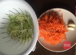 蒜香胡萝卜拌面的做法图解1