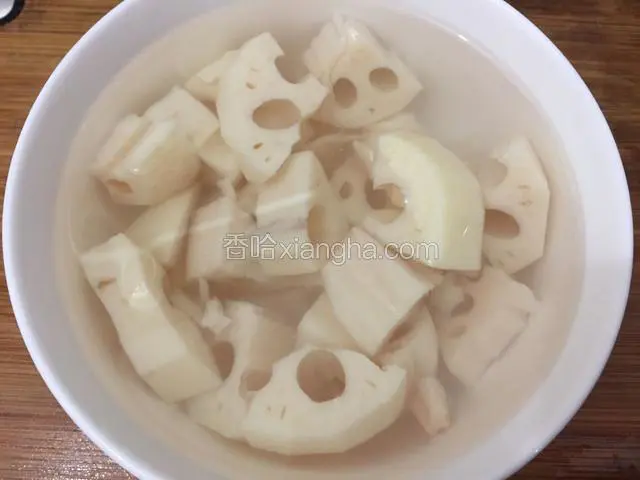 莲藕洗净切块用盐水泡一会