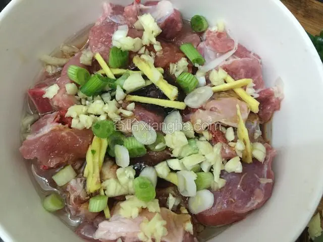 排骨洗净下油，料酒，酱油，蚝油，糖，葱白，姜蒜