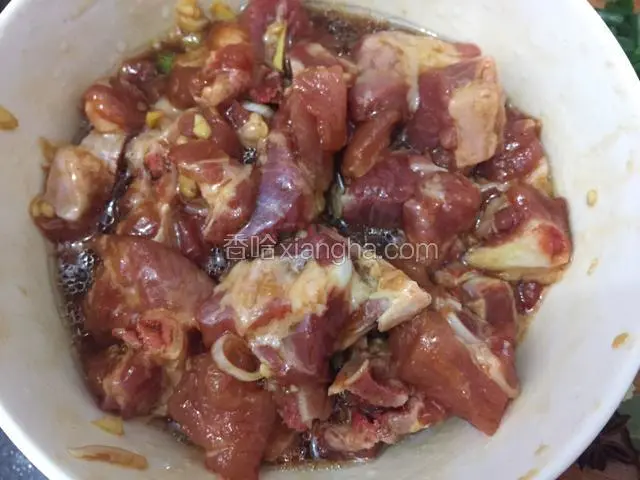 拌匀腌制十五分钟