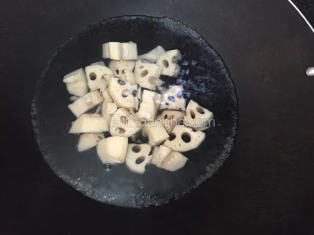 莲藕汆水捞出备用