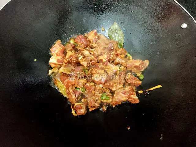 锅烧热下油爆香蒜蓉八角香叶，下一勺豆瓣酱炒出香味下排骨