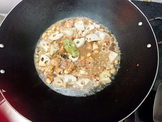 排骨两面煎香后下莲藕花生米和水，大火烧开，中小火焖30分钟
