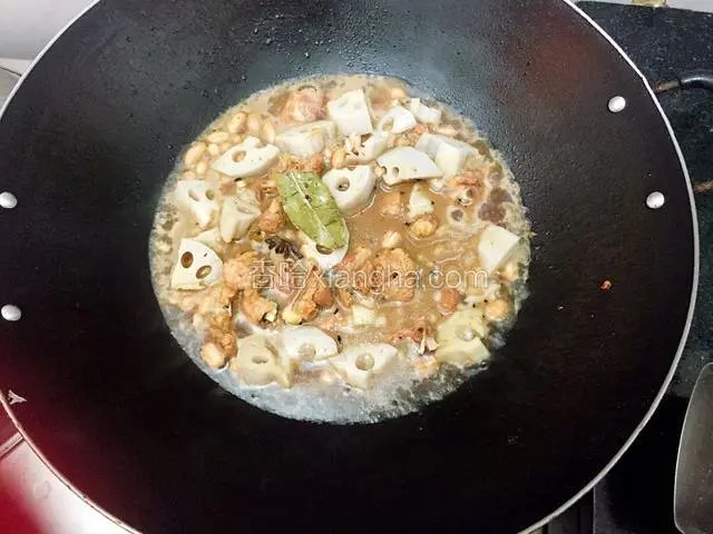 排骨两面煎香后下莲藕花生米和水，大火烧开，中小火焖30分钟