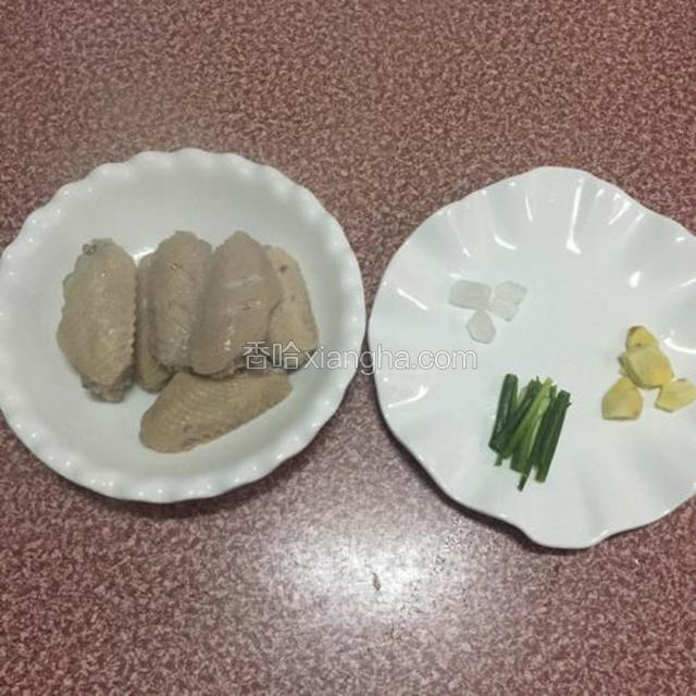 鸡翅沥干水分备用，葱切段，姜切片，冰糖5粒