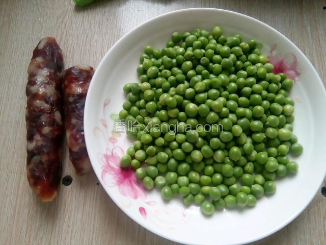 准备材料，洗净沥干