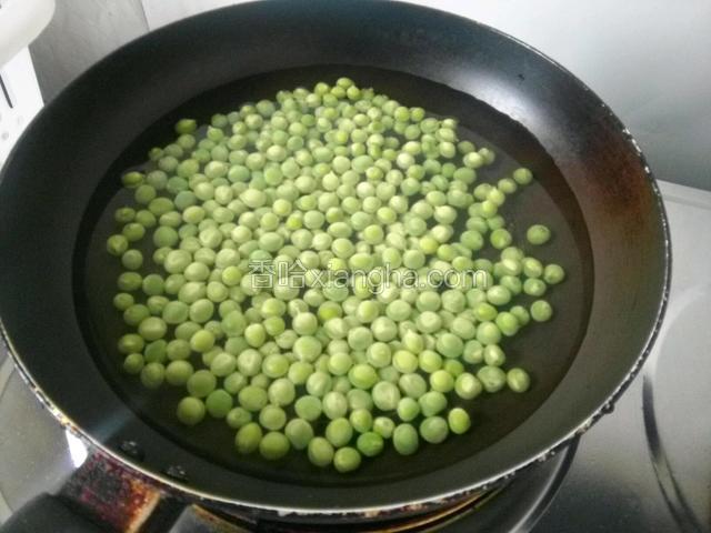 豌豆在盐水里煮熟