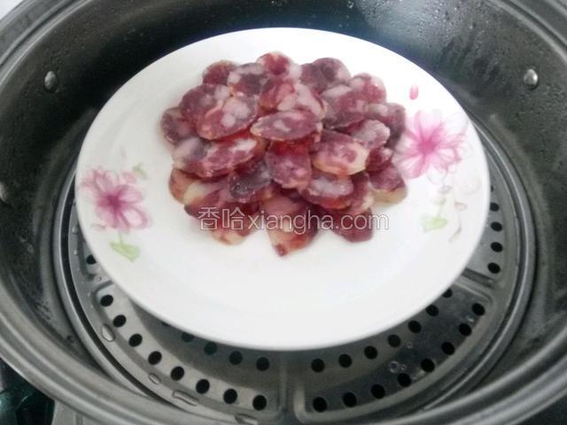 香肠切片，码成花，上锅蒸10几分钟，根据厚薄调节时间