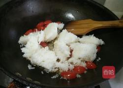 圣女果炒饭的做法图解4