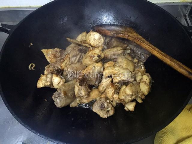 鸡肉下锅，翻炒上色