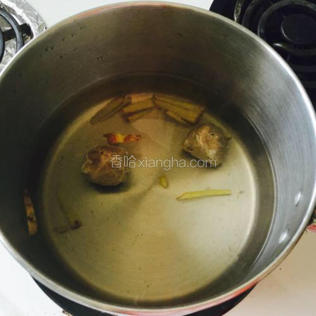 把姜片和牛肉丸一起煮滚