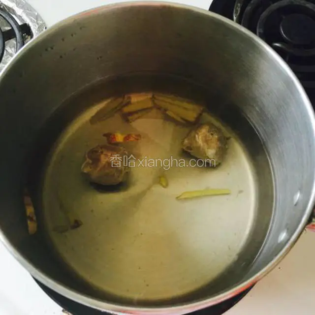 把姜片和牛肉丸一起煮滚
