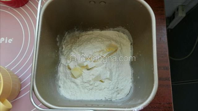 除盐不加入，其它食材全部放入面包桶中