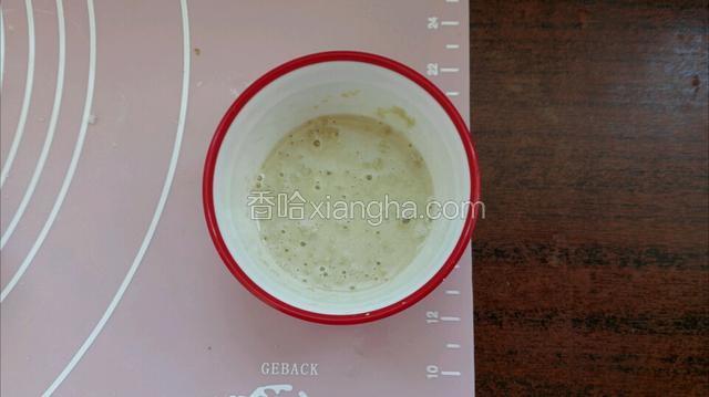 酵母粉加5克糖用温水化开备用