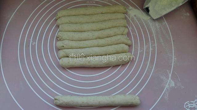 然后分个揉搓成条盖上保鲜膜松弛10分钟