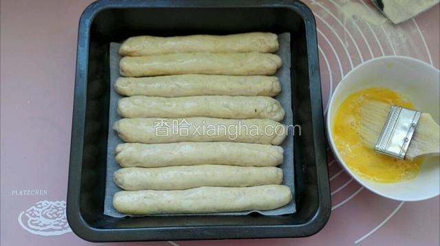 把鸡蛋打散，均匀在表面抹一层蛋液