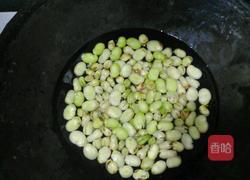 韭菜炒蚕豆的做法图解2