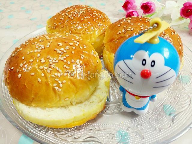 从中间一份为二，加入想吃的菜就可以吃，也可以直接当餐包吃也很不错。
