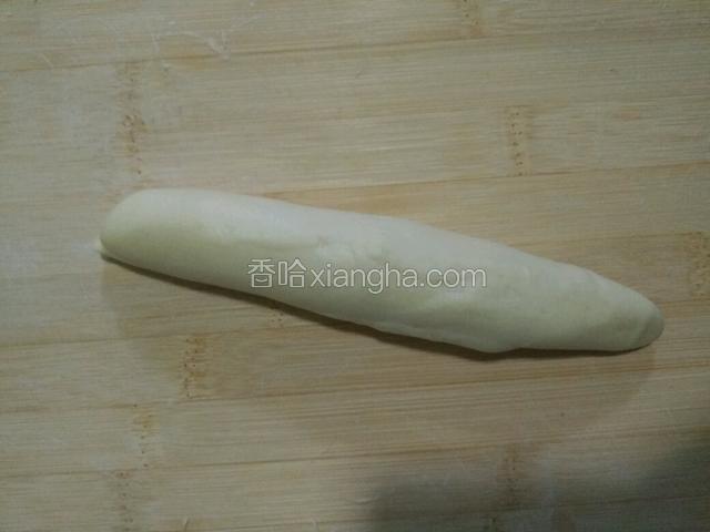 从上到下卷起来，揉成圆柱形