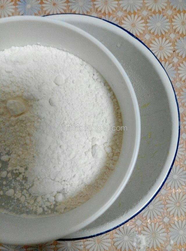在蛋黄糊内筛入低筋面粉和1克泡打粉！