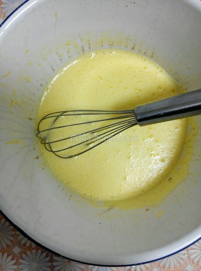 准备好所有食材！把蛋黄和蛋清分离，分别盛在两个无水无油的盆儿里。把蛋黄打散，再分别加入牛奶，玉米油和20克糖，用打蛋器搅打均匀！