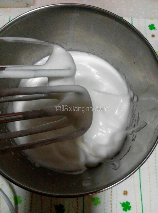 用电动打蛋器搅打至提起打蛋器不再滴落蛋白为止！
