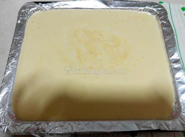 把蛋糕糊倒入铺了锡纸的烤盘中！