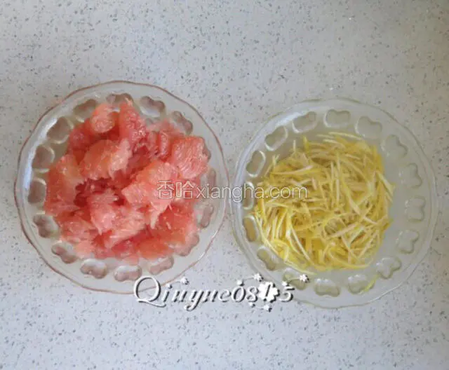 剥下柚子的果肉