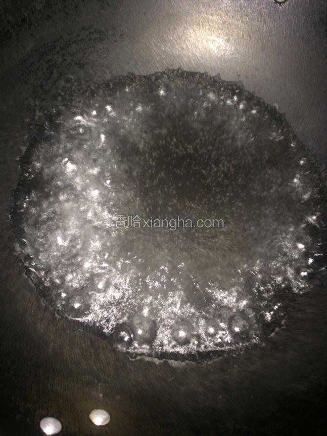水开后就开始用小火 在将燕麦倒入锅中 
