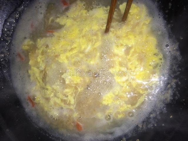 筷子在锅里轻轻的搅拌一下