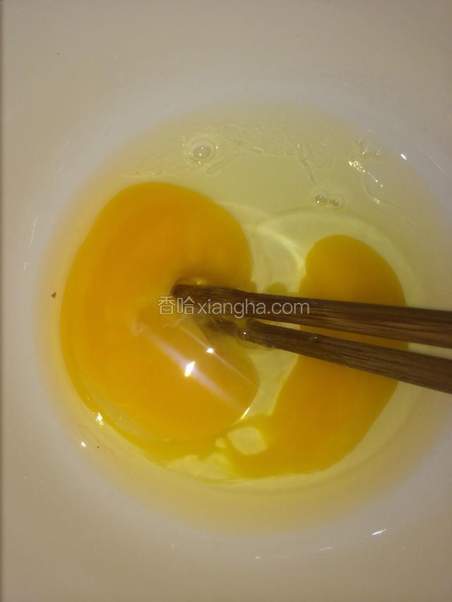 鸡蛋搅拌后倒入锅中 