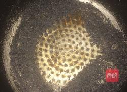 芝麻和牛奶做的饼干的做法图解1