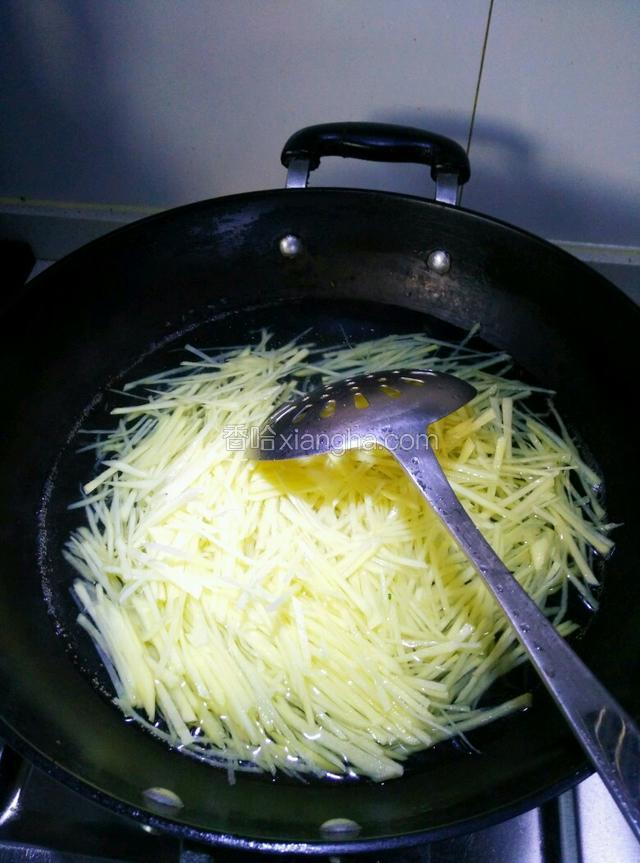 锅中烧水！开锅后汆一下土豆丝捞出！不宜时间过长