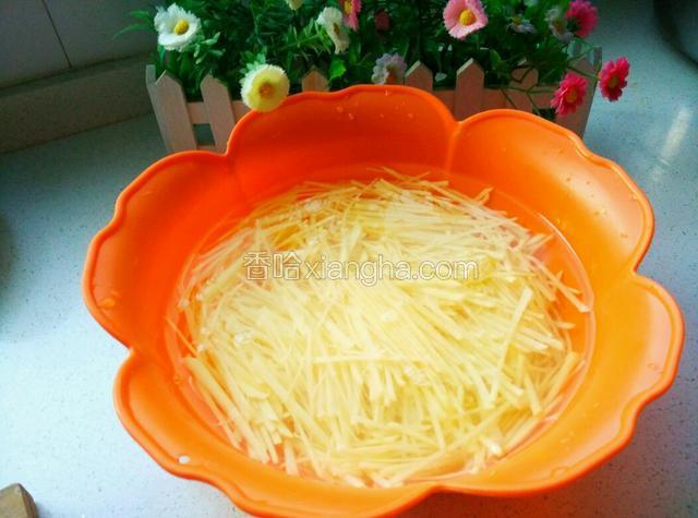 土豆丝捞出后再次过凉水！这样土豆丝更脆