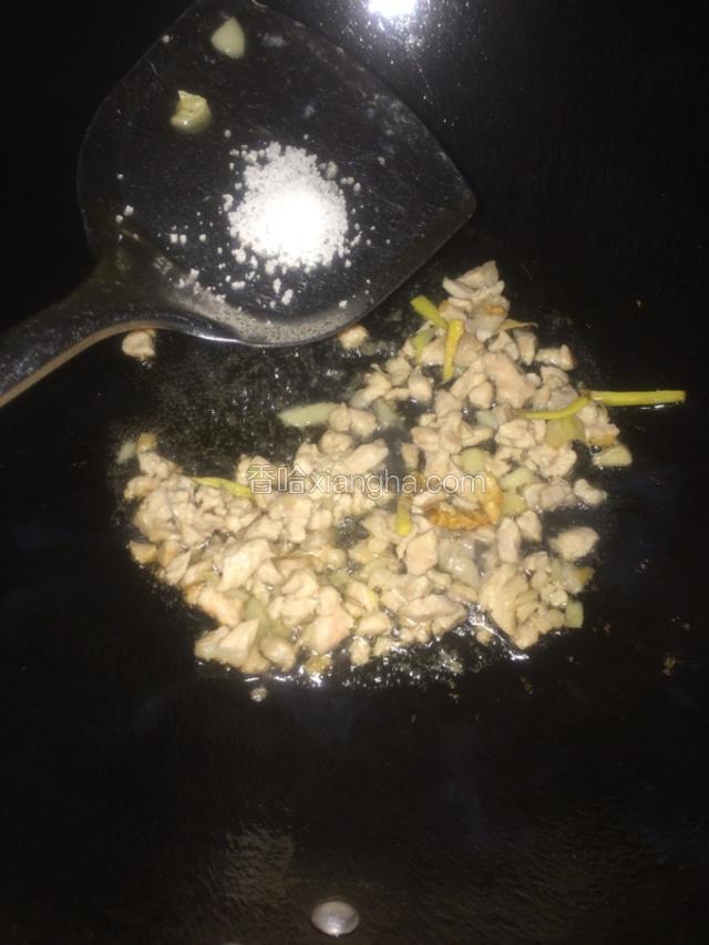 放入少许盐翻炒