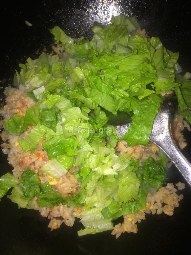 放入鸡精和生菜 关火 翻炒几下