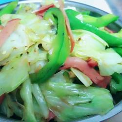 清爽小菜青椒包菜炒培根的做法[图]