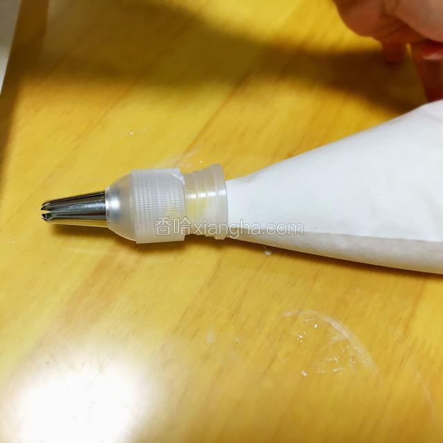 然后把面糊装入裱花袋，圆型裱花嘴，可以不用裱花嘴，直接把裱花袋剪一个圆孔就行了。